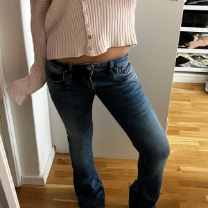 LTB jeans  - Säljer ett par snygga LTB jeans som är sydda utsvängda av en skräddare säljer de pga att jag har många jeans                                                                Midjemått rakt över: 35,36.                                               Innerbenslängd: 75.                                                          (Inga defekter)