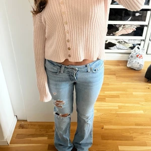 Levis jeans  - Säljer Levis jeans köpta i NYC är lite osäker om jag sälja de ( säljer endast för bra bud).   Helt nya med klippta längst ner.                                                        Oringial pris: 1600.                                                         ( inga defekter), bara klippta längst ner.                        Midjemått rakt över: 34.                                                   Innerbenslängd: 76
