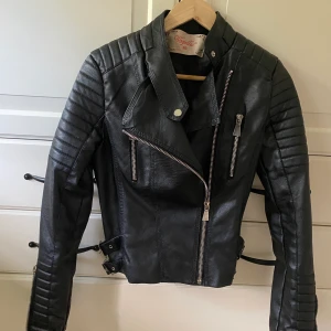 Skinnjacka  - Skinnjacka från Chiquelle storlek 38 passar xs-s. Nypris 800kr. jättebra skick, helt oanvänd. 