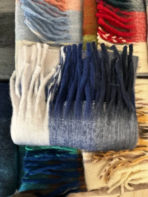 Rutig cashmere halsduk  - En rutig cashmere halsduk perfekt för höst-vintern. Gjord med mjuk cashmere vilket gör den mycket varm. Halsduken är 250cm x 38cm. Aldrig andvänd i perfekt skick.