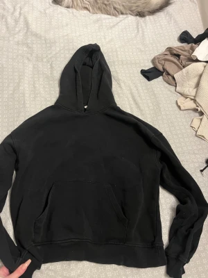 Svart hoodie från Gina Tricot - En svart hoodie från Gina Tricot i storlek S. Använt med ändå fint skick 