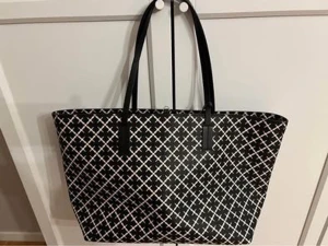 Ny handväska MB - Ny väska By Malene Birger mellanstor !  H 27 , L 46 cm Rutigt i svart .  Blixtlåsfack inuti. Köpt på Zalando för 2700kr Säljs pga har för många väskor