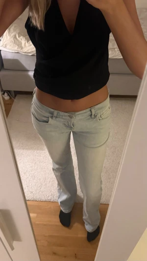 LTB lågmidjade Jeans  - Jätte fina ljusblå lågmidjade flare LTB jeans från Zalando. Dessa jeansen har varit slutsålda i några år. Dem är i bra skick förutom längst ner på benen där det är lite slitet men de syns knappt när man har på sig dem. Dem är långa i benen för mig som är 1,74🩷