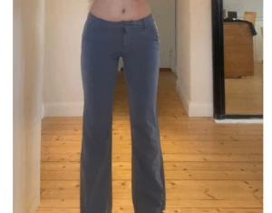 Gråa kostymbyxor  - Fina gråa kostymbyxor från Lindex barnavdelning storlek 152cm. Midja: 34cm rakt över, Innerbenslängd: 69cm, Längd hela byxan: 91cm