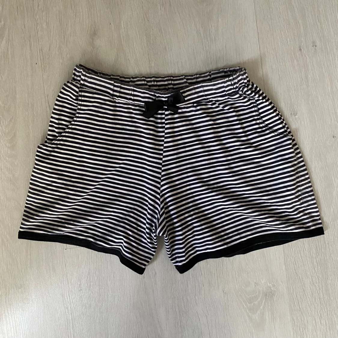 Randiga shorts med rosett