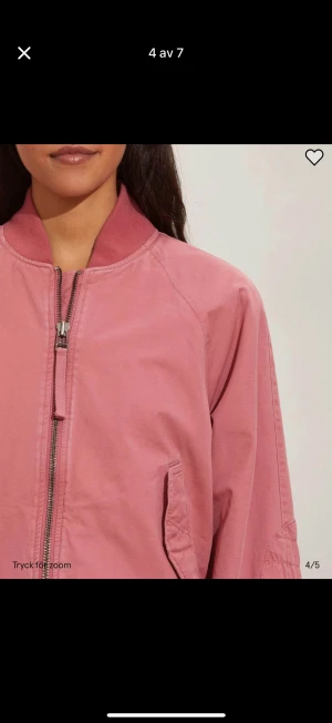 Rosa bomberjacka med dragkedja - Säljer en oversized rosa bomberjacka från Odd Molly med lång ärm, ribbade muddar och två fickor framtill. Jackan har en hel dragkedja och är tillverkad i mjuk polyester. Snyggt rundad nederkant och cool detalj på ärmarna. Perfekt för dig som gillar streetstyle. För tyckte jag den var blekare på vissa ställen. Men se första produktbild den är blekare som ny. Den är i fint skick, finns små tecken på användning. Storlek 2 som enligt deras storlekguide är en M men mer en L/XL. 