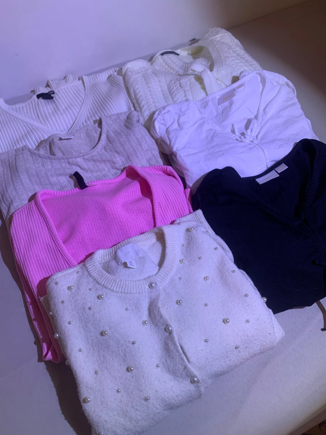 Mix av koftor och tröjor i olika färger