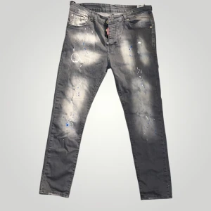 Dsquared 2 jeans strl 54 gråa  - Helt nya. Fin replika med hög kvalitet. Storlek: 54. Pris: 1299kr. Först till kvarn som gäller. Skickas direkt inom 24h