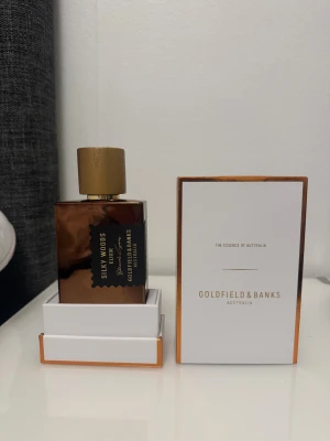 Silky woods Elixir  - Säljer en ny oanvänd 100ml silky woods elixir parfym. Jätte fin vanilj trä doft. Original priset är 3250 och jag säljer 1800. Du får en dyr niche parfym för ett mycket billigare pris