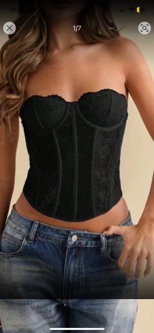 Svart spetskorsett med axelbandslös design - Skit snygg korsettopp i svart spets. Tänkte ha den över nyår men passade tyvärr inte mig i kuporna! Pris går att diskutera