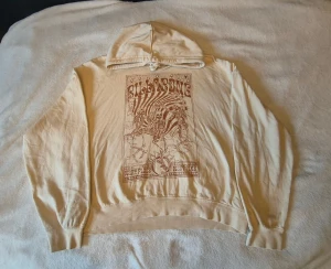 Billabong hoodie  - Superfin Billabong hoodie som är använd max 2 gånger därav väldigt bra skick. Säljer då den inte kommer till användning, nypris är 750 kr.