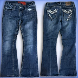 Zanadi bootcut jeans - Ett par snygga Zanadi bootcut, lågmidjade jeans i ett fint skick! Midjemått tvärs över: 37cm Innerben: 71cm💙 (uppsydda)