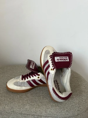 Adidas Wales Bonner burgundy sneakers - Unika Adidas Wales Bonner sneakers med vinröda och vita detaljer