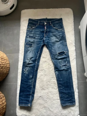 Dsquared2 Jeans  - Säljer ett par snygga äkta blå jeans från Dsquared2. Mycket bra skick. Inga defekter. Storlek 14y. Motsvarar W28 L32