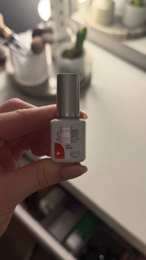 Depend GeliQ röd UV/LED nagellack - Depend GeliQ UV/LED nagellack i färgen Mic Drop. Köptes i oktober och är använt en gång❤️