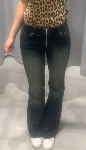 Weekday jeans - Blåa jeans från weekday med dragkedja. Nypris drygt 600, vet ej om de säljs längre. Bara använts fåtal gånger, superbra skick! Storlek 27/34