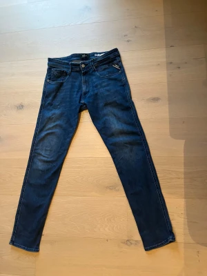 Replay anbass - Riktigt fräscha Replay-byxor i toppskick! Storlek 31/32. Byxorna är väldigt sparsamt använda, inga skador eller slitningar. Kvalitén är som ny – perfekta för dig som vill ha ett par stilrena och bekväma jeans från ett grymt märke utan att betala fullpris.Riktigt fräscha Replay-byxor i toppskick! Storlek 31/32. Byxorna är väldigt sparsamt använda, inga skador eller slitningar. Kvalitén är som ny – perfekta för dig som vill ha ett par stilrena och bekväma jeans från ett grymt märke utan att betala