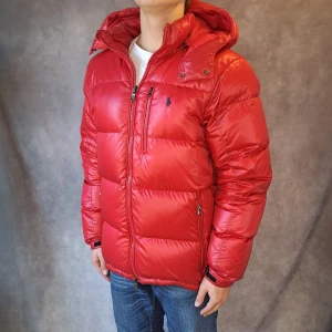 Ralph Lauren Röd Dunjacka - Stl L - 🗻Snygg och skön Dunjacka från Ralph Lauren I färgen röd 🗻 | Mycket bra skick - förutom en liten reva ( läcker inget dun dock ), inget som syns vid användning eftersom det sitter under ärmen och en liten fläck längst ner ( Se bilder ) | Stl L, och passar dig bäst som är runt 180-192cm lång!