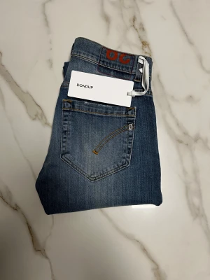 Helt nya Dondup jeans - Säljer nu ett par riktigt feta helt nya Dondup jeans med tags. Storlek W29, längd 101 cm (från midjan och ner). Om du har några fler funderingar så är det bara att fråga på! ❇️