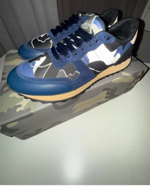 Valentino rockerrunners  - Säljer dessa helt nya valentino rockrunners mocka✔️)skick 10/10✅Storlek-44 vid minsta fundering hör av dig 😁✅ 