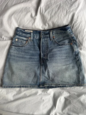 Jeans kjol - Super fin jeanskjol som bara inte kommer till användning hos mig, han använt kanske max 4 gånger 