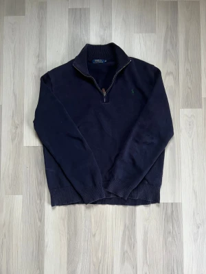 Ralph lauren halfzip  - Ralph lauren halfzip utan defekter och mycket gott skick  Storlek M Kommer från djur och rökfritt hem  Skickas på 1-2 dagar  Vid frågor eller funderingar är det bara höra av sig 