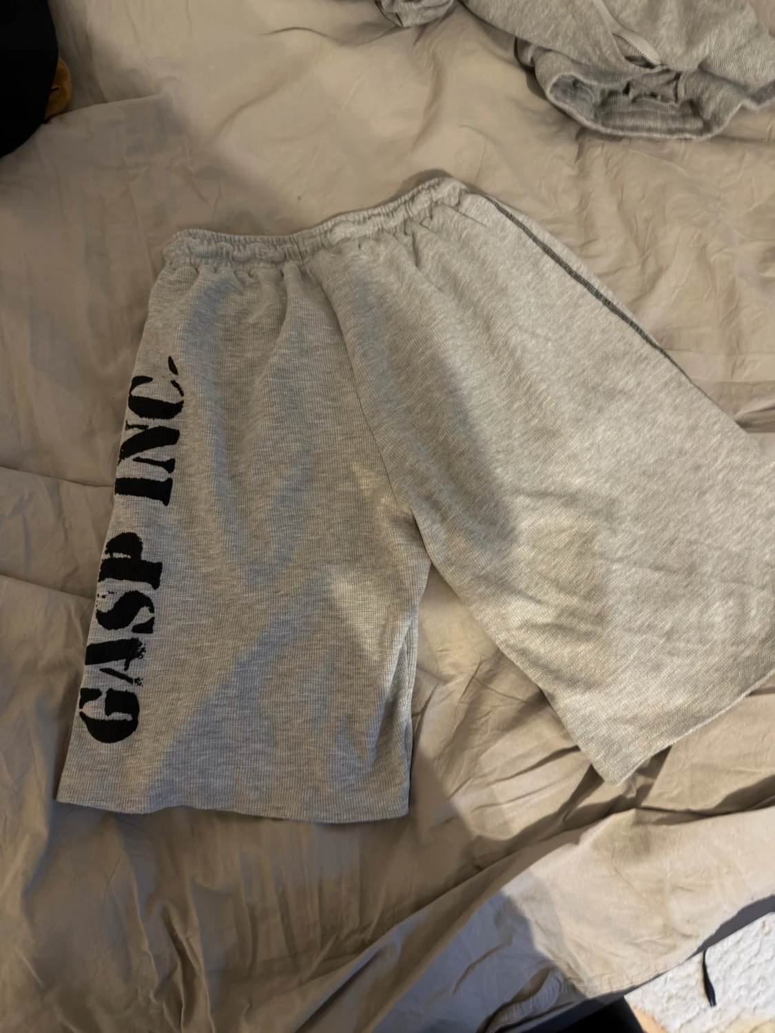 Grå mesh shorts från GASP INC. med tryck - 1