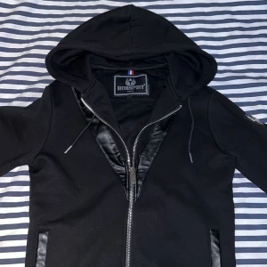  Horspist tröja  - Riktigt fet horstprist tröja. Går inte att köpa längre och du kommer få många komplimanger med denna unika tröjan. Tröjans backsida reflekterar ljus och hela du kommer börja lysa. Först till kvarn. Köpt 1500 säljs för 900kr