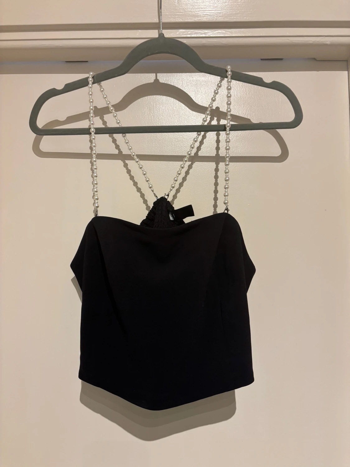 Svart croppad topp med pärlband, Lindex