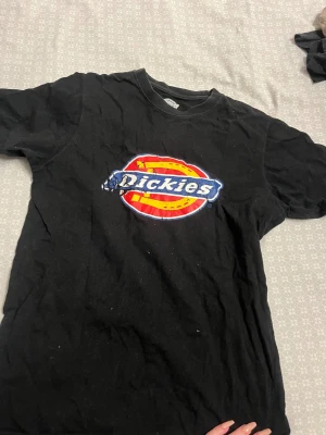 Svart Dickies t-shirt  - Märket utslitet annars bra skick