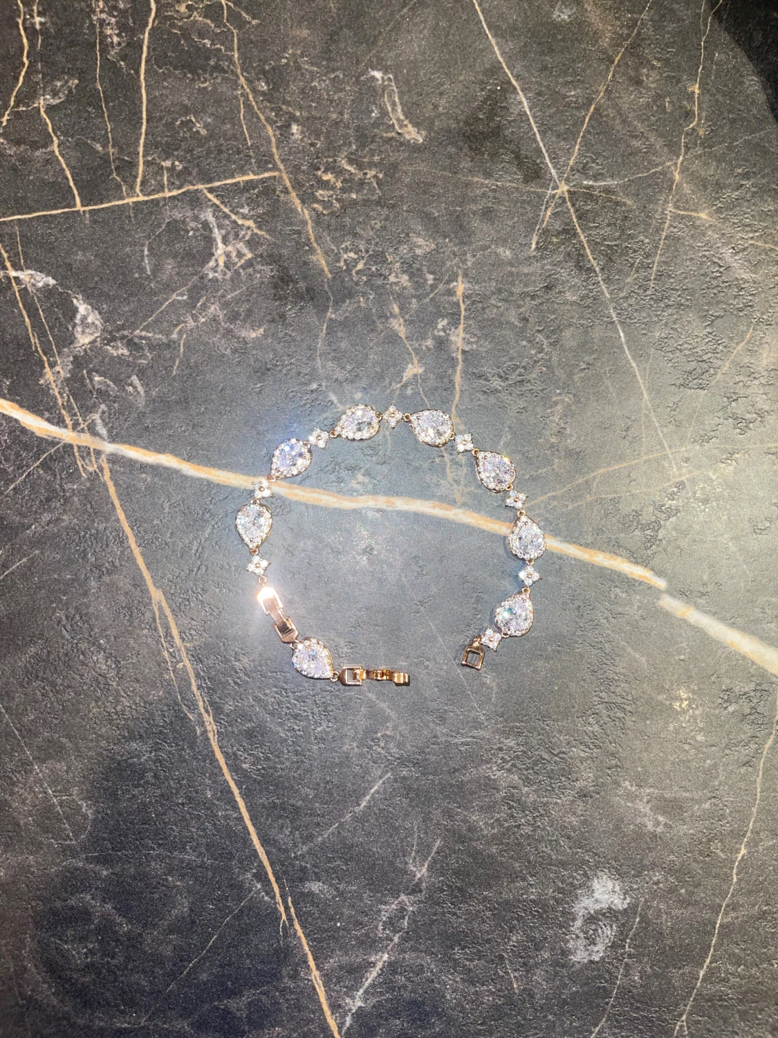 Glittrigt armband med droppformade stenar - 2