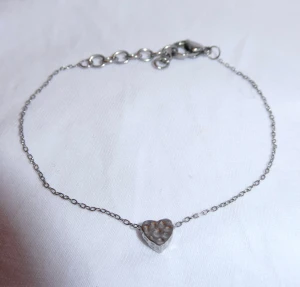 Armband  - Silvrigt armband med ett hjärta 