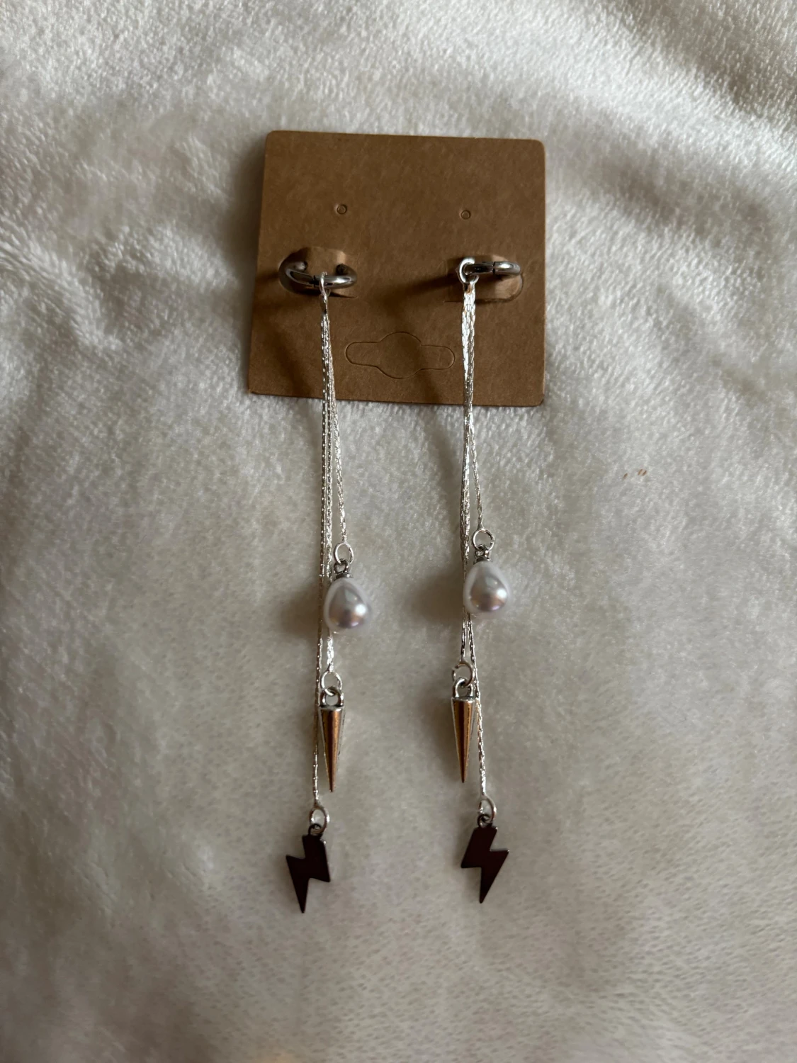 Silvriga örhängen med pärlor och blixtar