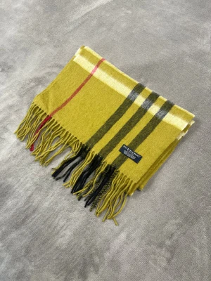 Gul/Orange Burberry halsduk  - Burberry halsduk 🌟 Superfin kvalitet, väldigt mjuk och varm. Passar perfekt till både vardag och finare tillfällen! ✅ I mycket gott skick ✅ Färg: Gul/orange ✅ Material: 100% Kashmir   Mått 📏  Längd: 170 cm Bredd: 30 cm  Hör av dig vid fler frågor!   Skickas snabbt och välpackat 💌  N: 3