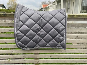 Hästsaker till salu - Hästsaker till salu Ps OF Sweden schabrak grått - 350kr Ps Of Sweden schabrak rosa - 350 Ps Of Sweden schabrak beige med volang kant passpoal, hopp - 300 Ps Of Sweden schabrak mörkblått - 350 Ps Of Sweden schabrak + huva (grönt med brun och guldig passpoal) - 500kr Eskadron schabrak beige med brun passpoal, hopp - 250 Träns - hööks, svart med mässingspännen storlek cob - 450kr  Mörkblått schabrak = storlek cob Övriga = storlek full  Fint skick samt sparsamt använt!  Instagram: Ihdressage