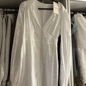 Vit kort adoore - Säljer min helt nya kort adoore klänning så jag vill köpa en annan. Lapparna kvar enbart testad 