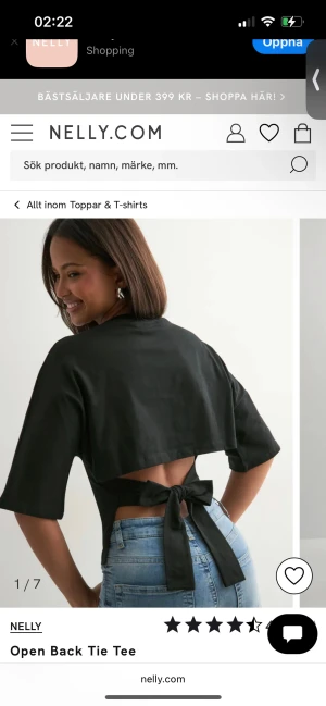 Svart croppad topp med knyt från Nelly - Svart croppad topp från Nelly med öppen rygg och breda knytband bak. Toppen har rund hals, loose passform och halvlånga ärmar. Materialet är mjukt och känns som bomull, perfekt för att ge en chill men ändå snygg vibe.