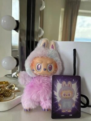 Äkta secret Labubu från Merchsweden  - Säljer min äkta secret labubu köpt från Merchsweden. Den säljs för då den inte kommer till nån användning. I väldigt god & fint skick. Köpt för 999kr. Pris kan diskuteras endast seriösa köpare!