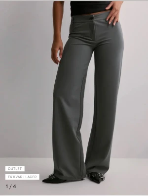 Mörkgrå wide kostymbyxor från Nelly  - Säljer dessa as snygga kostymbyxor från Nelly då dom tyvärr är för små. Passar dock bra i längden på mig som är 174cm lång🩷