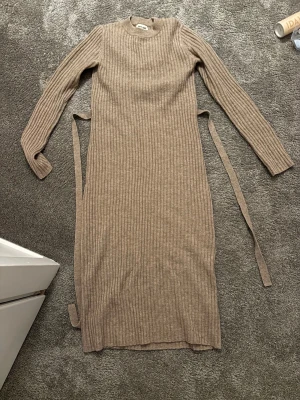 Beige ribbad långklänning Soft Goat - Snygg beige långklänning från Soft Goat❤️ Den är i storlek S och i toppen skick! Jätteskön å stretchigt material! Pris kan diskuteras