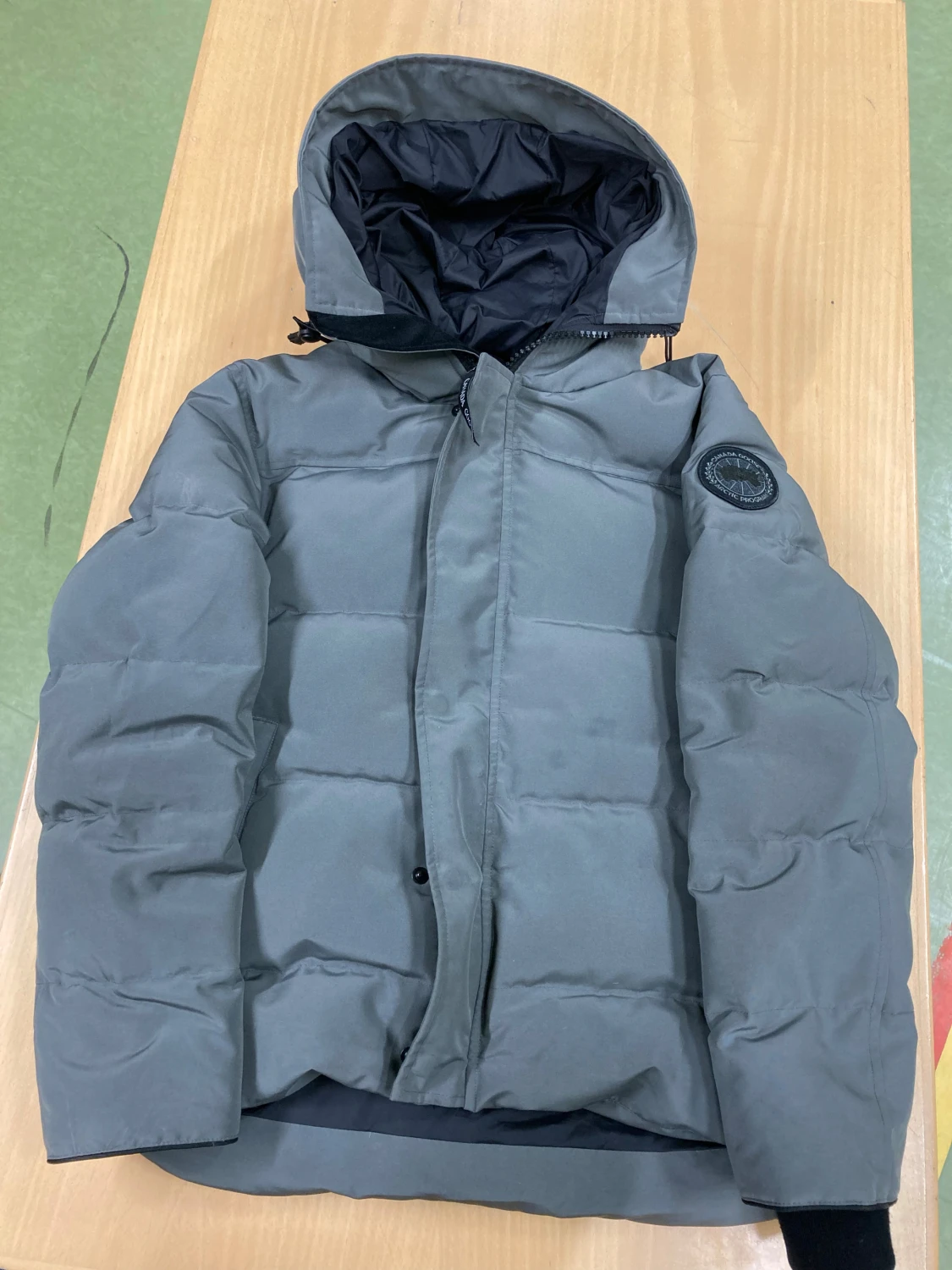 Grå pufferjacka från Canada Goose