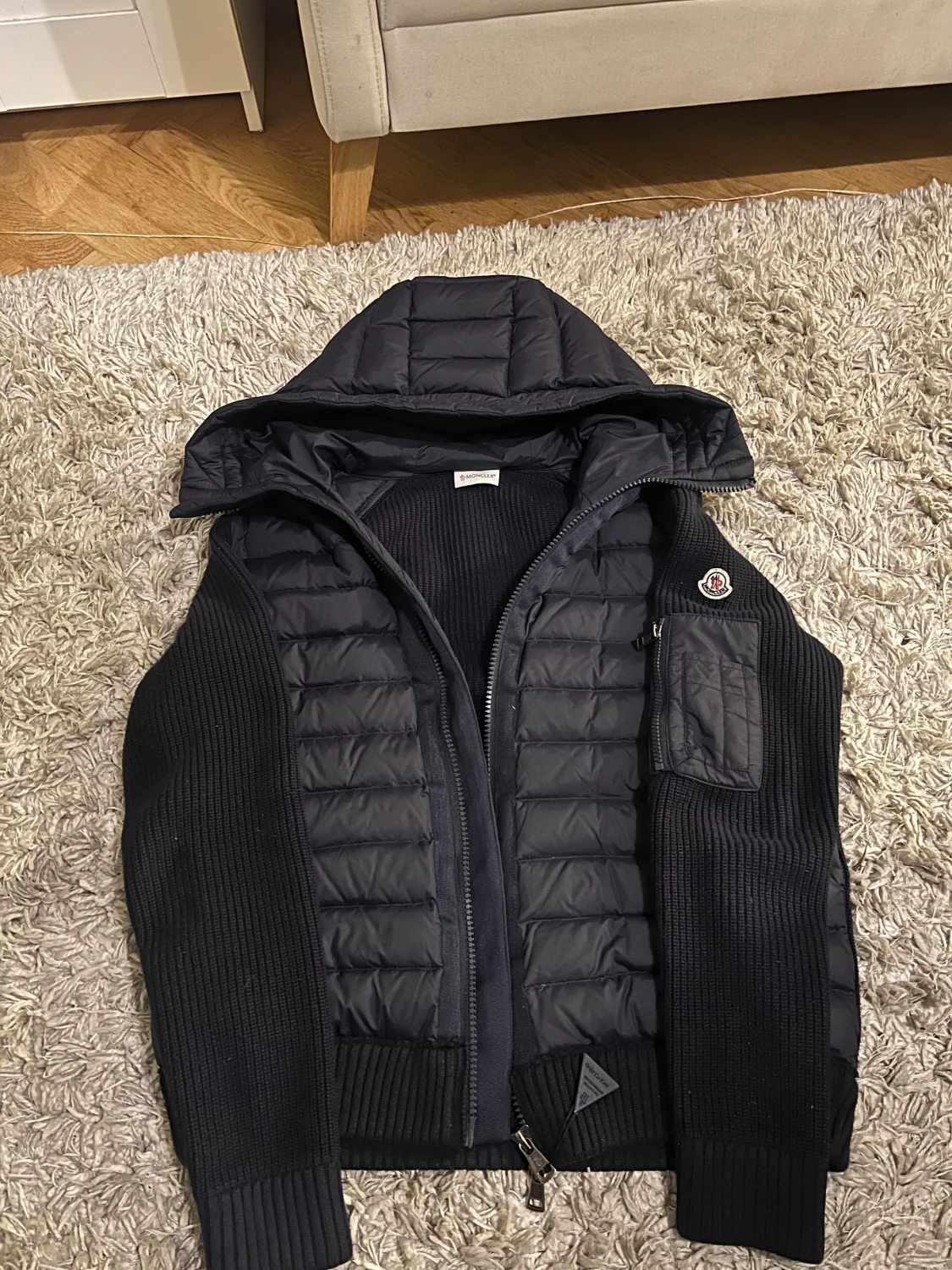 Svart Moncler pufferjacka med huva