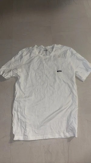 Hugo Boss t shirt  - Vit Hugo Boss t shirt. Aldrig använd. Storlek L men sitter mer som en M. Ganska slimmad passform. 