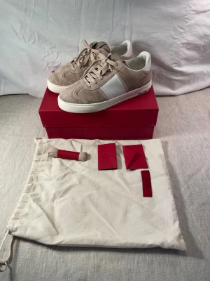 Valentino Flycrews  - Hej 👋 jag säljer dessa otroligt snygga biege Valentino Flycrews. Dessa skor tillverkas ej längre vilket gör de väldigt exklusiva🙌😮‍💨‼️ Perfekt för tjejer som vill ha ett par stilrena och otroligt snygga skor‼️🙌