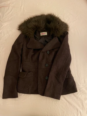 Brun kappa - Vintage jacka i chokladbrun färg. Päls som även är avtagbar. Strl M. Yttermaterialet är 70% ull