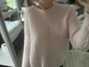 Ljusrosa stickad tröja  - Supermysig stickad tröja från Veromoda, använd en gång!! Storlek xs men skulle säga att den sitter som en S 
