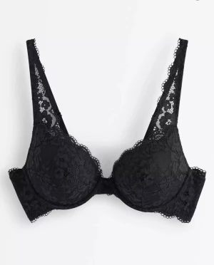 Svart push-up bh  - Nästan helt oanvänd push-up bh från Lindex, i modellen Malva. Säljer då jag bara använt den 1-2 gånger, pga att den är för liten för mig. Nypris är 350kr. Säljer den såklart tvättad💗💗