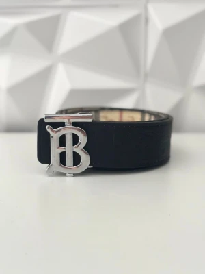 burberry bälte - • fräscht bälte inga skador                                         • 110cm lång/ Justerbart                                               •Skickas inom kort tid