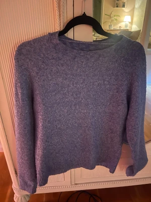 Blå stickad tröja från Vero Moda - Mysig blå stickad tröja från Vero Moda i storlek XS. Tröjan är i bra skick, använd bara några få gången. Perfekt för kyliga dagar och enkel att matcha med olika byxor/kjolar. Snygg och fin tröja!💞💞 nypris 250