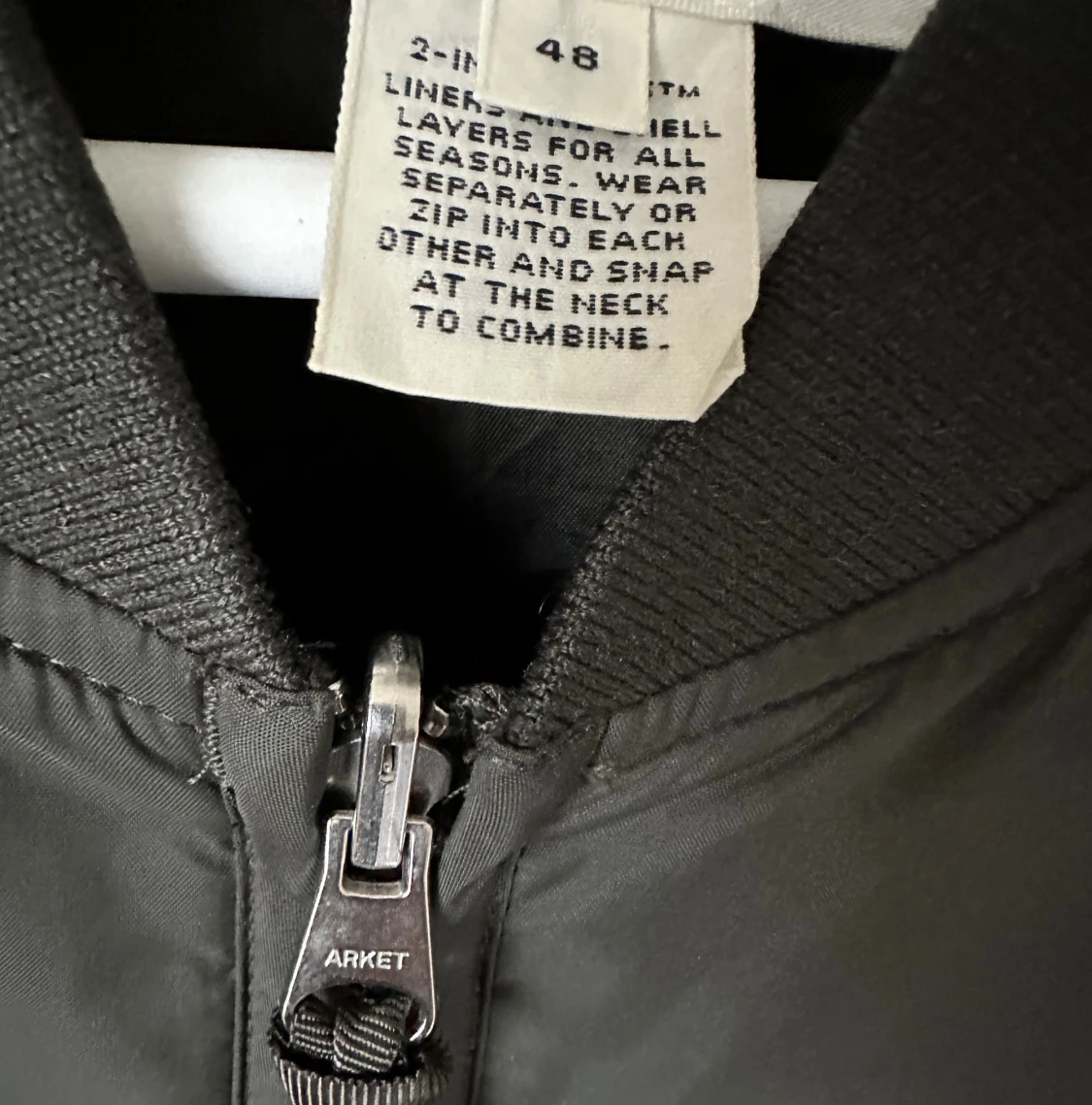 Mörkgrön bomberjacka från ARKET - 2